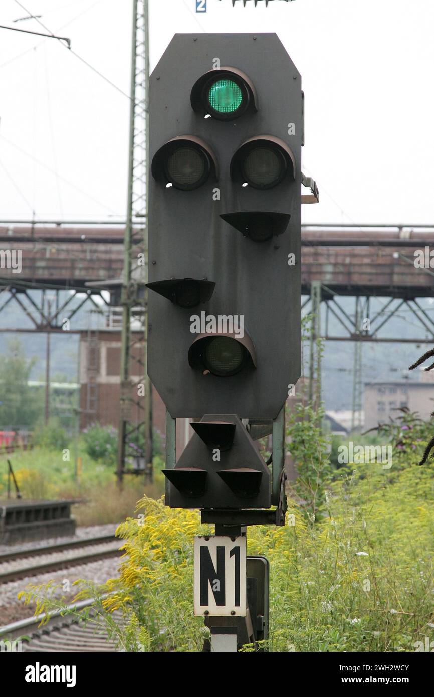 Signale zeigen gruen Foto : Wieck V e R oe f e n t l i c h u n g n u m i t N a m e u n d H o n o R a R z a h l u n g + b e l e g e x Banque D'Images