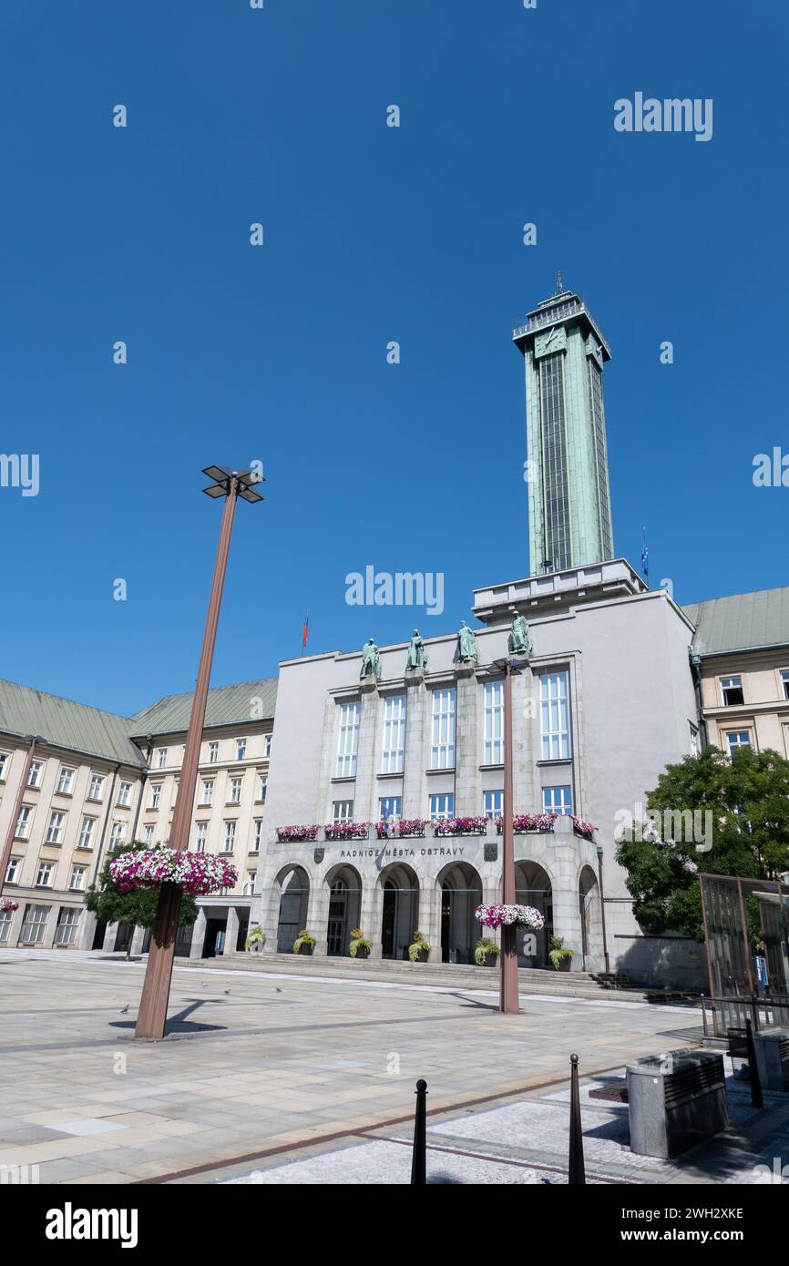 OSTRAVA, RÉPUBLIQUE TCHÈQUE - 24 AOÛT 2023 : plan vertical de la mairie d'Ostrava Nova Radnice sur la place Prokesovo namesti Banque D'Images