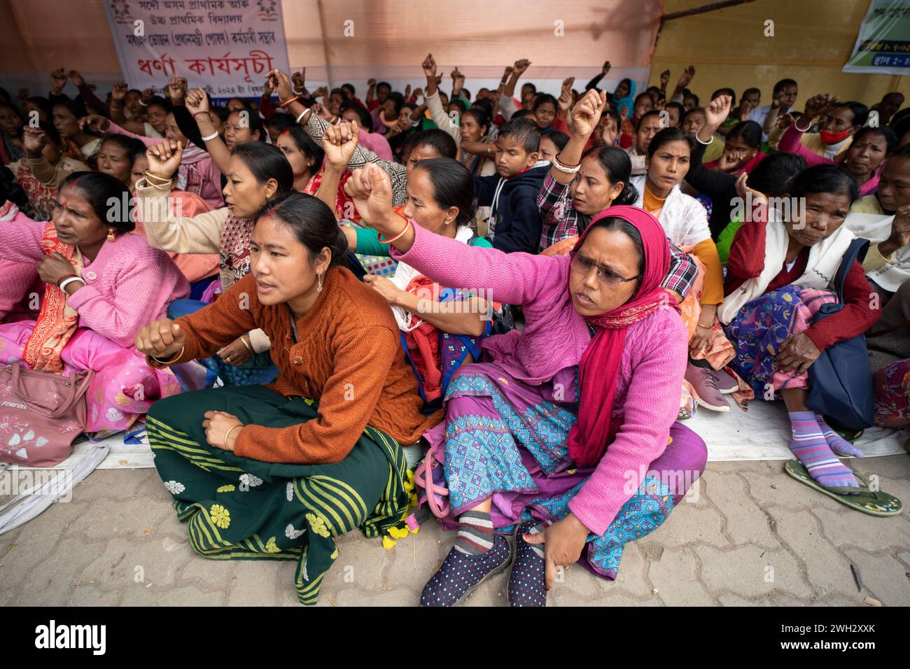 Les employés de Mid-Day Meal organisent une manifestation pour réclamer une augmentation des salaires à Guwahati, Assam, Inde, le 7 février 2024. Crédit : David Talukdar/Alamy Live News Banque D'Images