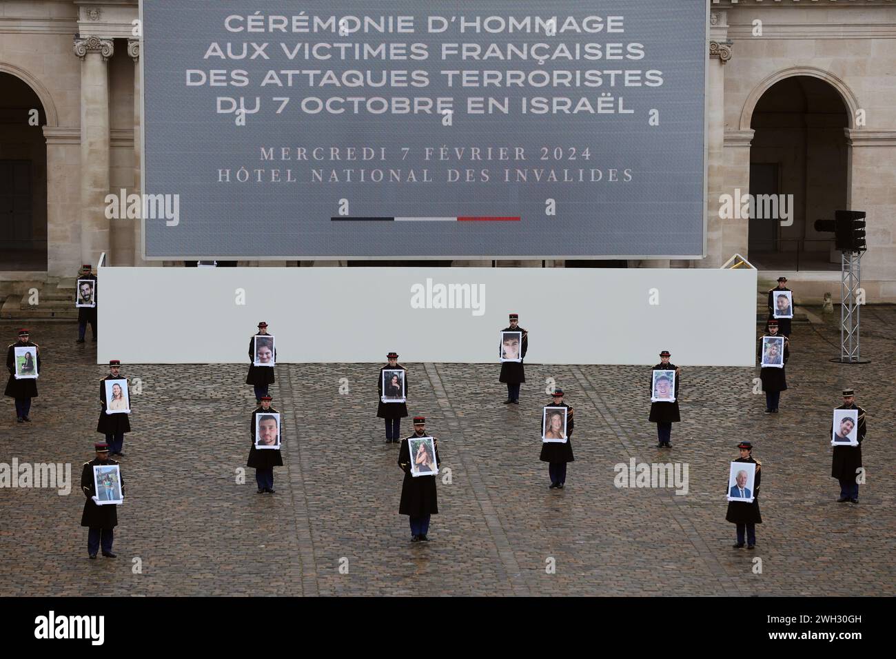 Paris, France. 07 février 2024. Les gardes républicains tiennent les portraits des 42 victimes françaises du massacre du 7 octobre aux Invalides à Paris, le mercredi 7 février 2024, quatre mois jour pour jour après que des hommes armés de Gaza ont exécuté 1 200 personnes et enlevé 253 otages dans le sud d'Israël. Le président français Emmanuel Macron a rendu hommage aux victimes françaises du "plus grand massacre antisémite de notre siècle". Photo de Maya Vidon-White/UPI . Crédit : UPI/Alamy Live News Banque D'Images