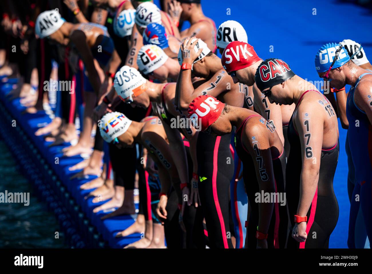 Doha, Qatar. 07 février 2024. Le départ des 5km masculins en eau libre lors des 21èmes Championnats du monde de natation au Vieux Port de Doha (Qatar), le 07 février 2024. Crédit : Insidefoto di andrea staccioli/Alamy Live News Banque D'Images