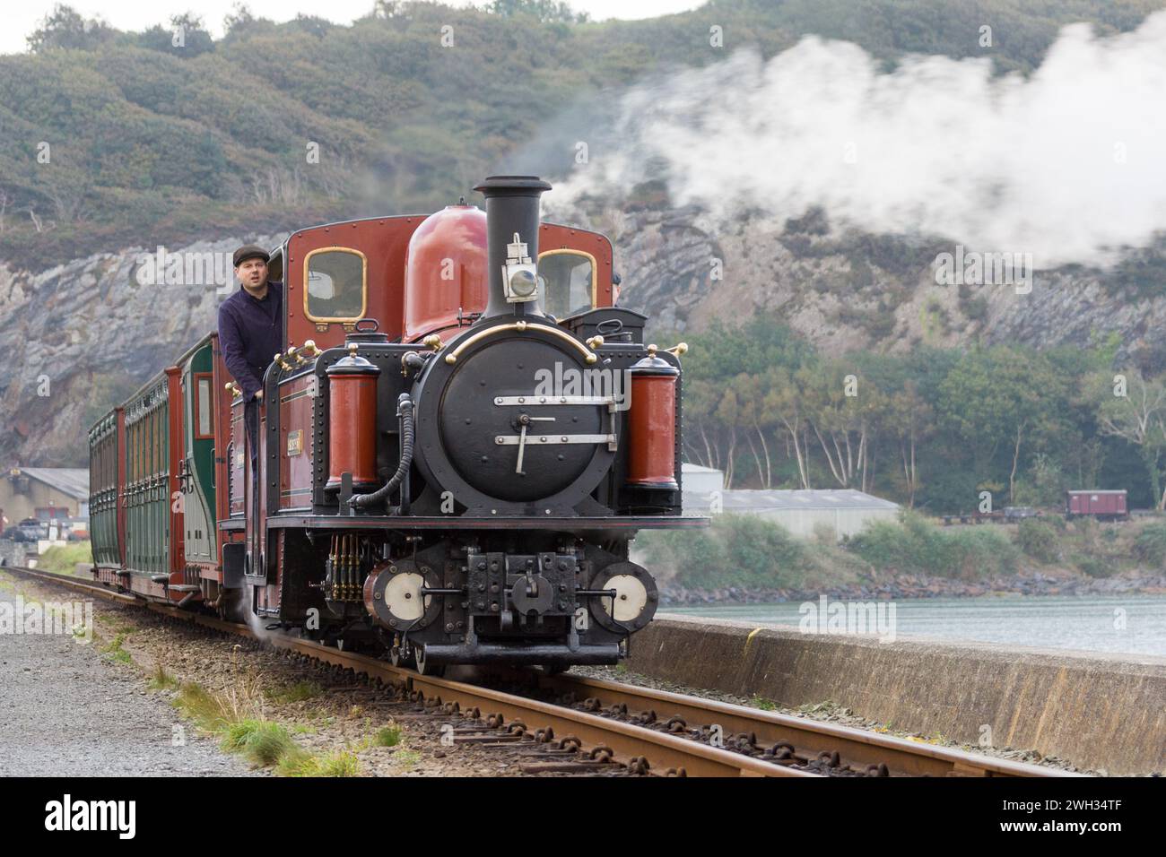 Un train à voie étroite approchant Portmadog sur le chemin de fer de Ffestiniog Banque D'Images