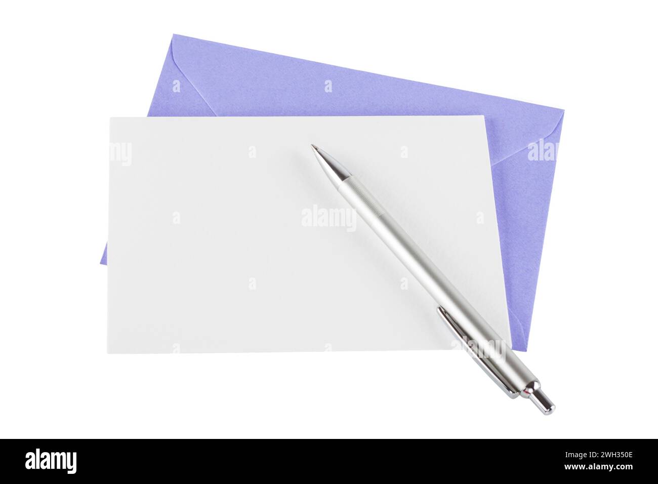 Enveloppe violette, panier d'invitation vierge et fond blanc isotlé stylo Banque D'Images