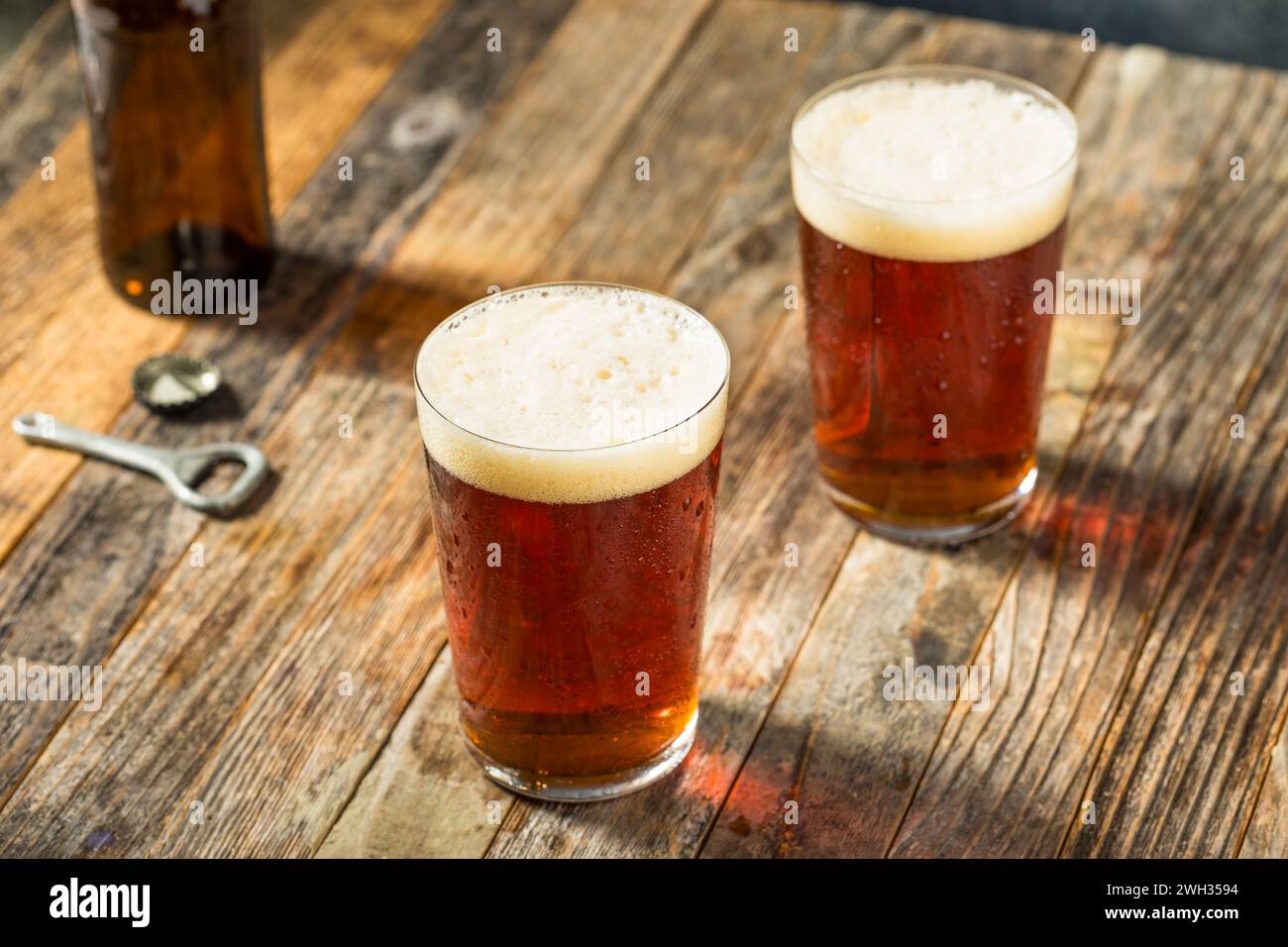 Bière artisanale Bozy Cold Dark Amber dans un verre de pinte Banque D'Images