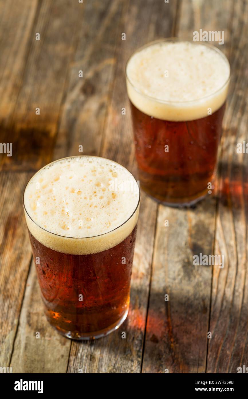 Bière artisanale Bozy Cold Dark Amber dans un verre de pinte Banque D'Images