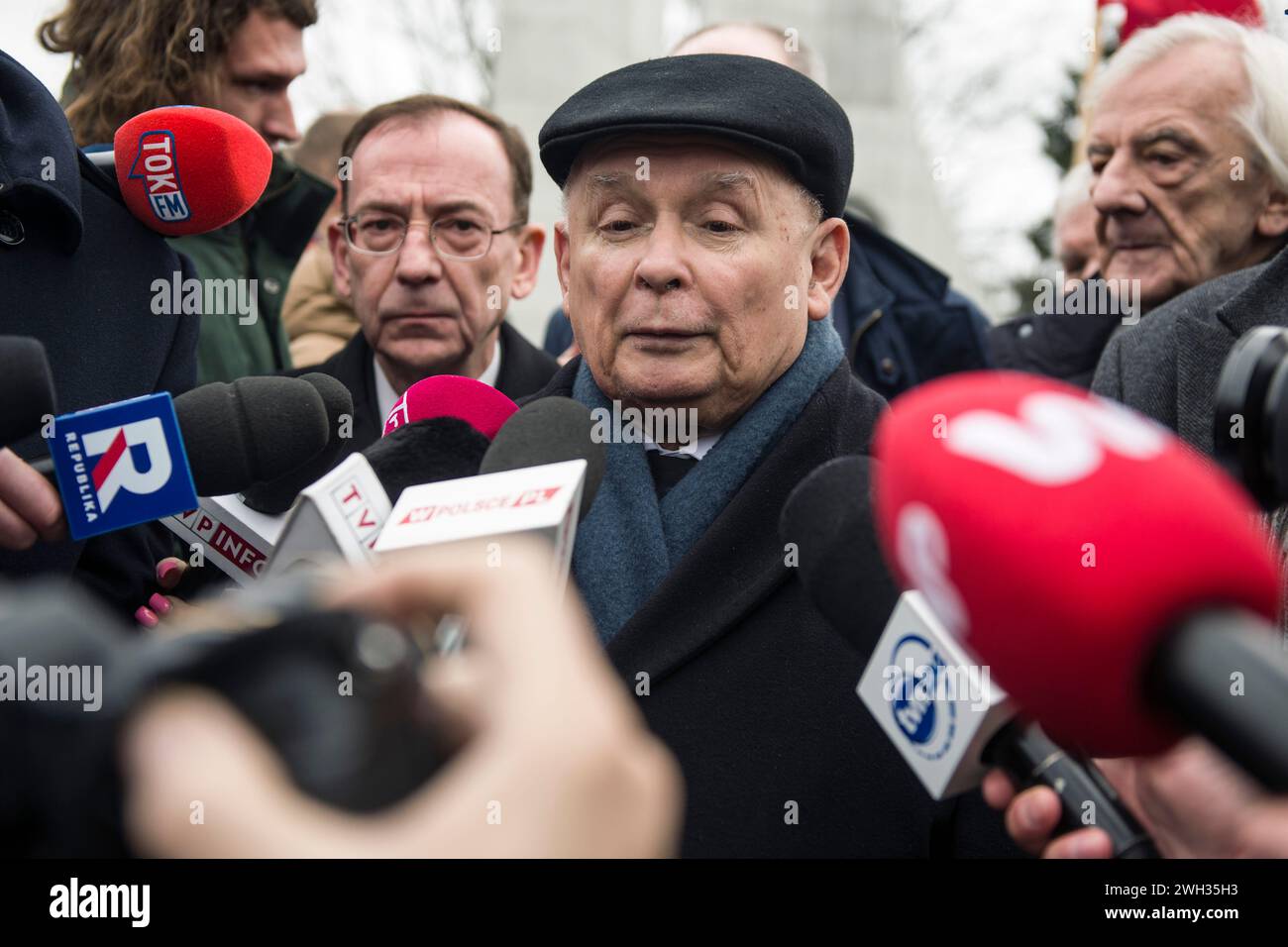 Mariusz Kaminski, ancien ministre de l'intérieur et de l'Administration, et Jaroslaw Kaczynski, chef du parti droit et Justice, s'adressent aux médias devant le Parlement. L’ancien ministre de l’intérieur, Mariusz Kaminski, et son adjoint Maciej Wasik ont été emprisonnés le mois dernier après avoir été condamnés pour abus de pouvoir pour des actions entreprises en 2007, alors qu’ils servaient dans un gouvernement dirigé par le droit et la justice et dirigeaient auparavant le Bureau central de lutte contre la corruption (CBA). Ils ont prétendu être des «prisonniers politiques» et ils ont également perdu leurs mandats parlementaires. Ils ont essayé de se frayer un chemin au parlement, soutenu par Banque D'Images