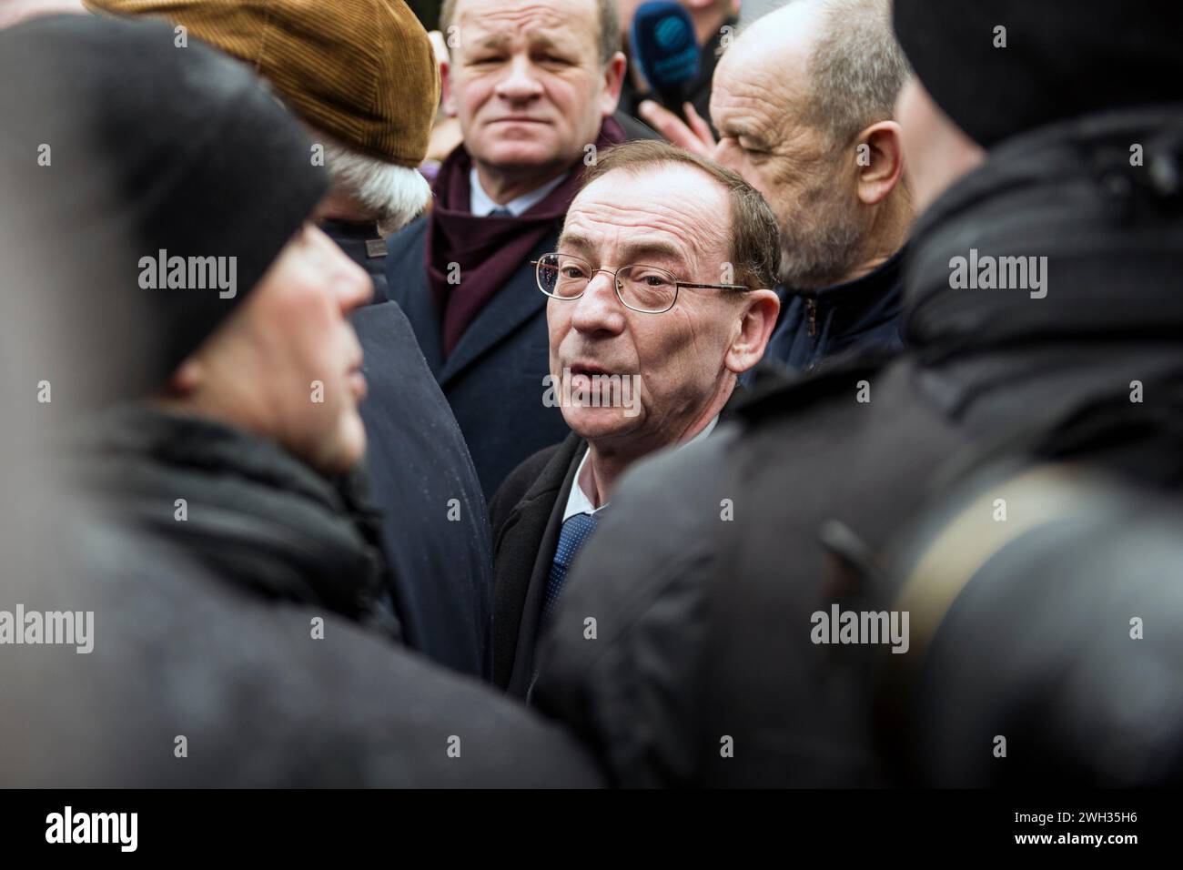 L’ancien ministre de l’intérieur et de l’Administration, Mariusz Kaminski, libéré de prison après une deuxième grâce présidentielle, tente d’entrer au Parlement entouré de députés du Parti droit et Justice. L’ancien ministre de l’intérieur, Mariusz Kaminski, et son adjoint Maciej Wasik ont été emprisonnés le mois dernier après avoir été condamnés pour abus de pouvoir pour des actions entreprises en 2007, alors qu’ils servaient dans un gouvernement dirigé par le droit et la justice et dirigeaient auparavant le Bureau central de lutte contre la corruption (CBA). Ils ont prétendu être des «prisonniers politiques» et ils ont également perdu leurs mandats parlementaires. Ils ont essayé de pus Banque D'Images