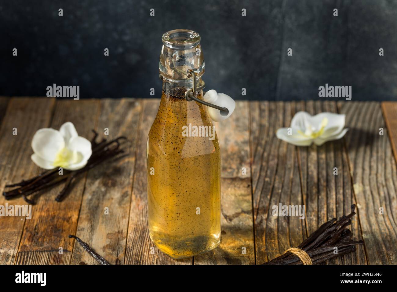 Sirop simple de haricot de vanille doux dans une bouteille pour les boissons Banque D'Images