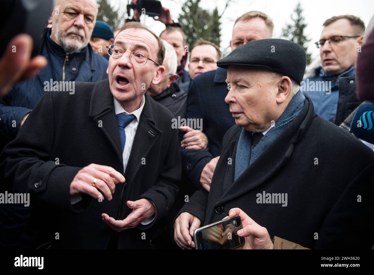 Mariusz Kaminski, ancien ministre de l'intérieur et de l'administration, et Jaroslaw Kaczynski, chef du parti droit et justice, tentent d'entrer au Parlement entouré de députés du parti droit et justice. L’ancien ministre de l’intérieur, Mariusz Kaminski, et son adjoint Maciej Wasik ont été emprisonnés le mois dernier après avoir été condamnés pour abus de pouvoir pour des actions entreprises en 2007, alors qu’ils servaient dans un gouvernement dirigé par le droit et la justice et dirigeaient auparavant le Bureau central de lutte contre la corruption (CBA). Ils ont prétendu être des «prisonniers politiques» et ils ont également perdu leurs mandats parlementaires. Ils ont essayé de pousser th Banque D'Images