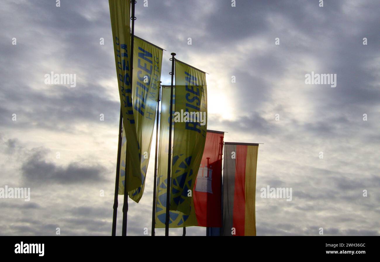 Reisemesse à Hambourg 2024. Fahnen vor den Messehallen à Hambourg. *** Salon du voyage à Hambourg 2024 drapeaux devant les salles d'exposition à Hambourg Banque D'Images
