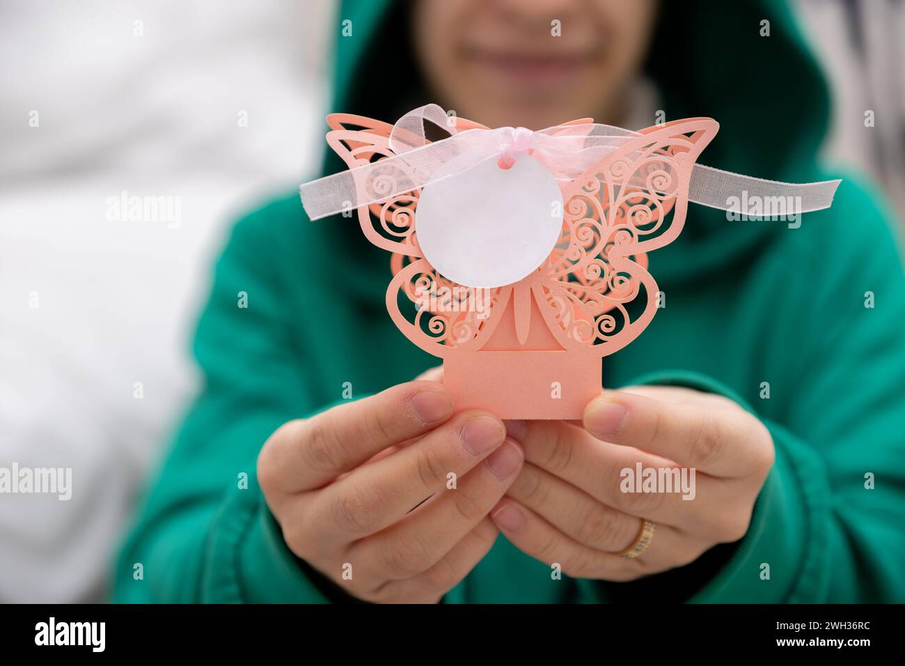 Une célébration de la maternité et de la tradition à travers l'art fait main et l'emballage Origami pour les douches de bébé, les anniversaires et les mariages Banque D'Images