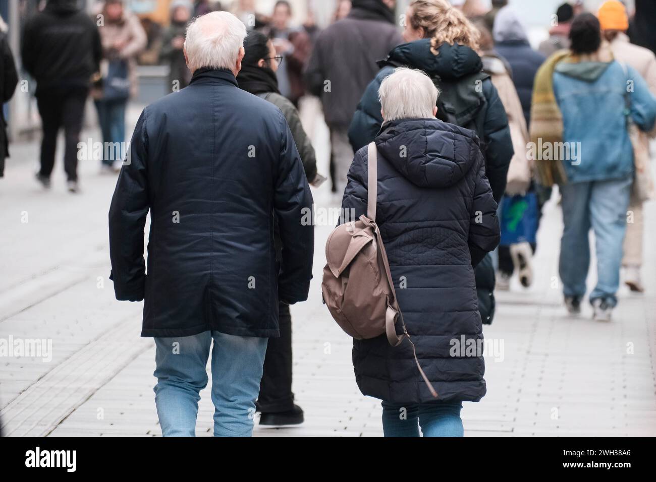 Düsseldorf 07.02.2024 Schadowstraße Einkaufsstrasse Hystreet Einkaufsstraße Shoppingmeile Einkaufsmeile Einkaufen Einzelhandel Fussgängerzone Einkaufsbummel Einkaufstasche Einkaufstasche Einkaufstaschen Einkaufstraße Einkauftaschen Bürgergeld Einkaufstrasse Modemeile Menschenmasse Menschenmenge inflation Überalterung Konsumklimaindex KonsuminRenten Altersrenten Pensionär Frührentner Düs Banque D'Images