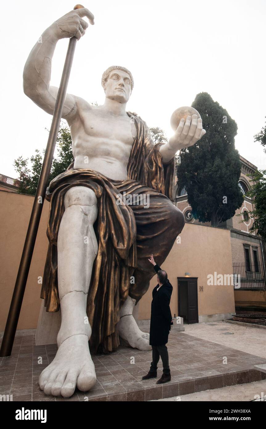 À Rome, en Italie, le 6 février 2024, la statue colossale de l'empereur romain Constantin, dont les quelques restes de pierre sont conservés dans les musées du Capitole, est en cours de reconstruction avec des imprimantes 3D par une fondation basée à Madrid et est présentée au public aujourd'hui. ''C'est probablement une sculpture importante parce qu'elle marque la frontière entre le monde païen et le monde chrétien. Nous savons que Constantin fut le premier empereur à reconnaître officiellement la religion chrétienne », note un expert. Un autre ajoute, ''C'est une statue très importante car elle représente le nouveau tout en utilisant des motifs anciens. Banque D'Images