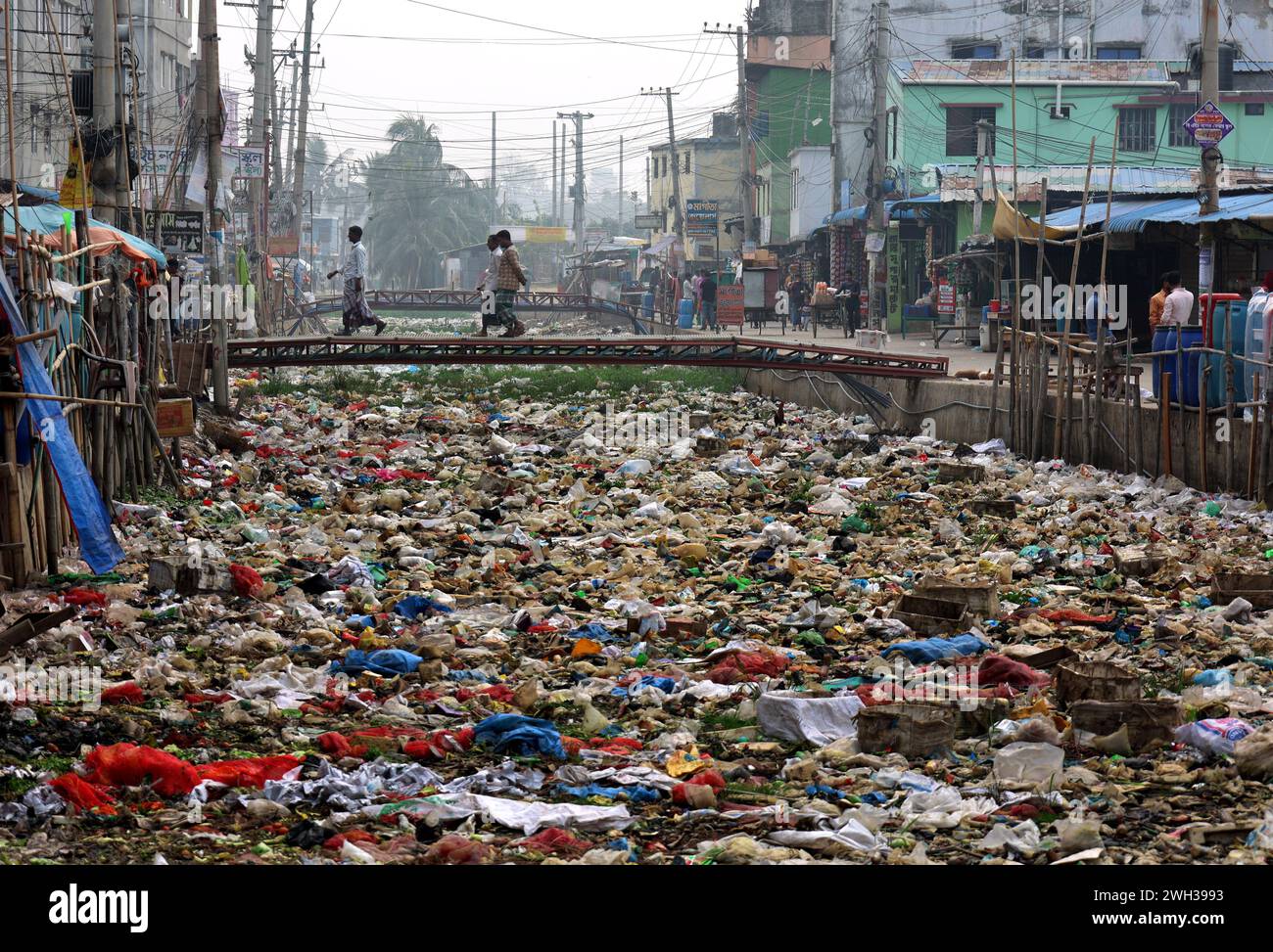 7 février 2024, Chittagong, route de Patenga Akmal Ali, Bangladesh : comme le canal de la route de Patenga Akmal Ali à Chittagong, Bangladesh n'a pas été nettoyé depuis longtemps, le canal est rempli de plastique polyéthylène. Les habitants de cette zone très peuplée polluent l’environnement en jetant leurs déchets plastiques de polyéthylène usagés dans le canal. Si les autorités concernées ne nettoient pas rapidement ce canal, le débit d'eau sera bloqué lors de la mousson à venir et l'engorgement de la zone sera créé. (Crédit image : © Mohammed Shajahan/ZUMA Press Wire) USAGE ÉDITORIAL SEULEMENT! Non destiné à des fins commerciales Banque D'Images