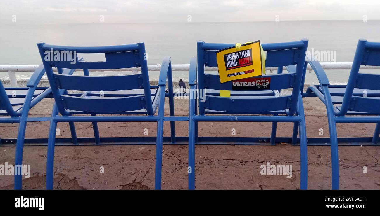 © B. ROMANKIEWICZ/MAXPPP - NICE 7/02/2024 les militants et bénévoles ont accroché des noms de rubans jaunes dans leur ville afin de marquer le passage symbolique de ce quatrième mois, au moment où la France rendra un hommage national aux victimes françaises de l'attaque du 7 octobre perpétrée par le Hamas dans le sud d'Israël. Nice, France, 7 févr. 2024 activistes et bénévoles accrochent des rubans jaunes dans leur ville pour marquer le passage symbolique de ce quatrième mois, au moment où la France rendra un hommage national aux victimes françaises du massacre du 7 octobre perpétré par le Hamas dans les années 1980 Banque D'Images