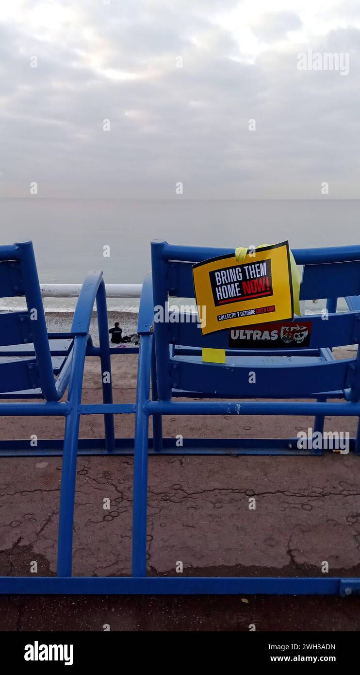 © B. ROMANKIEWICZ/MAXPPP - NICE 7/02/2024 les militants et bénévoles ont accroché des noms de rubans jaunes dans leur ville afin de marquer le passage symbolique de ce quatrième mois, au moment où la France rendra un hommage national aux victimes françaises de l'attaque du 7 octobre perpétrée par le Hamas dans le sud d'Israël. Nice, France, 7 févr. 2024 activistes et bénévoles accrochent des rubans jaunes dans leur ville pour marquer le passage symbolique de ce quatrième mois, au moment où la France rendra un hommage national aux victimes françaises du massacre du 7 octobre perpétré par le Hamas dans les années 1980 Banque D'Images