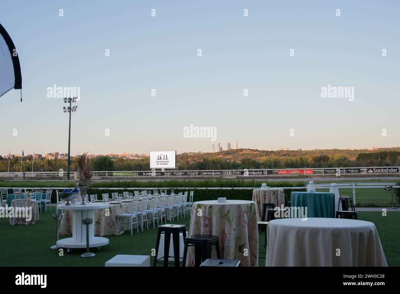 Madrid, Espagne ; 08052023 : sur l'hippodrome de la Zarzuela, il y a des événements dans les nuits d'été Banque D'Images