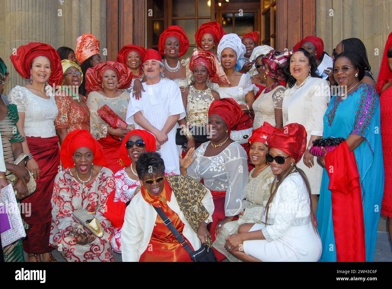 Femmes américaines en robe nigériane célébrant un 50e anniversaire à Florence, en Italie. Banque D'Images
