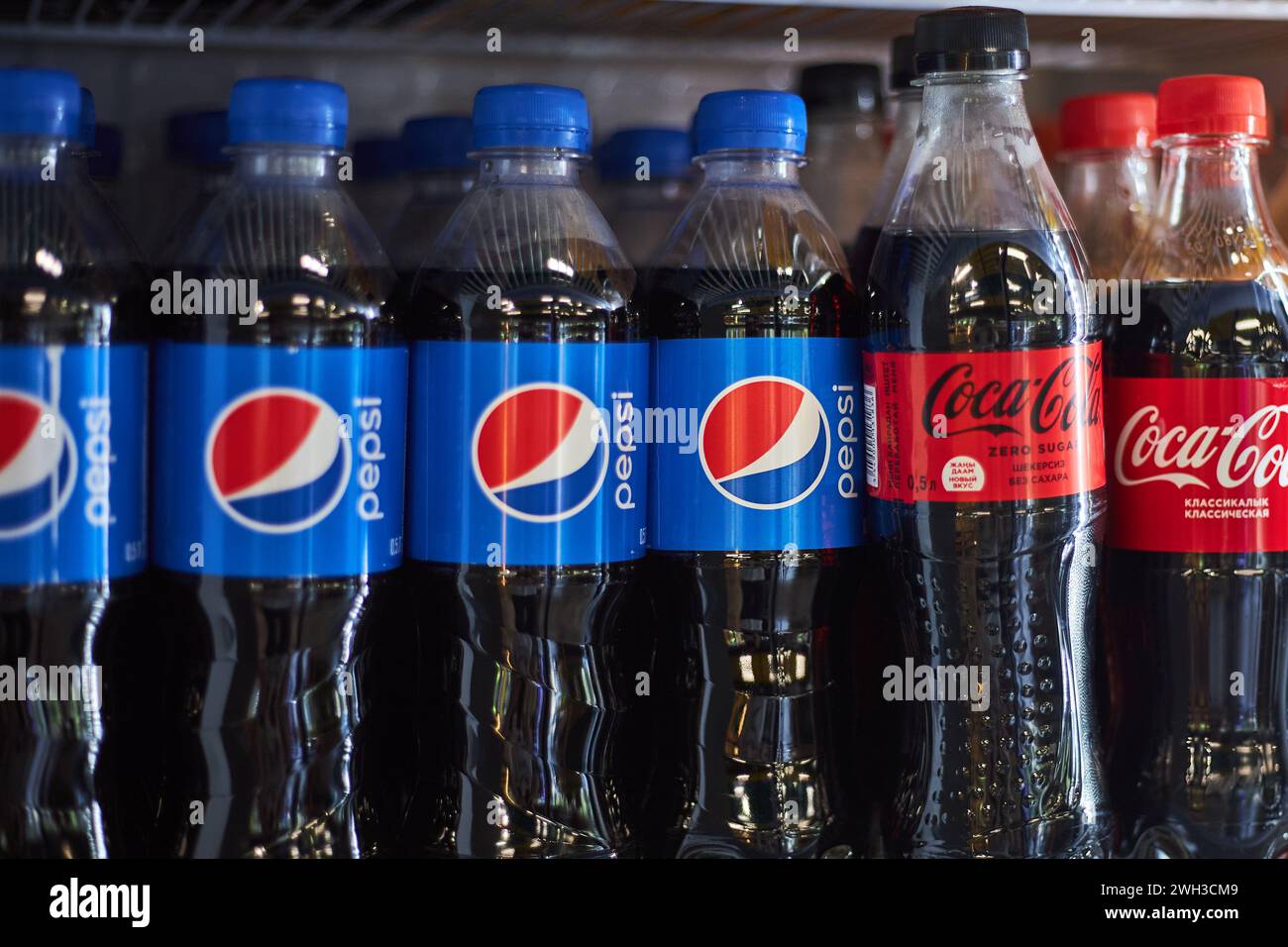 Bouteilles de soda en plastique concurrentes sur une étagère au magasin de supermarché. Pepsi et Coca Cola marque zéro, classique. Boissons, boissons gazeuses populaires se Banque D'Images