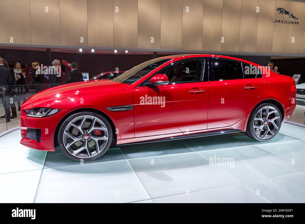 Jaguar XE S au salon international de l'automobile de Genève. Suisse - 4 mars 2015. Banque D'Images