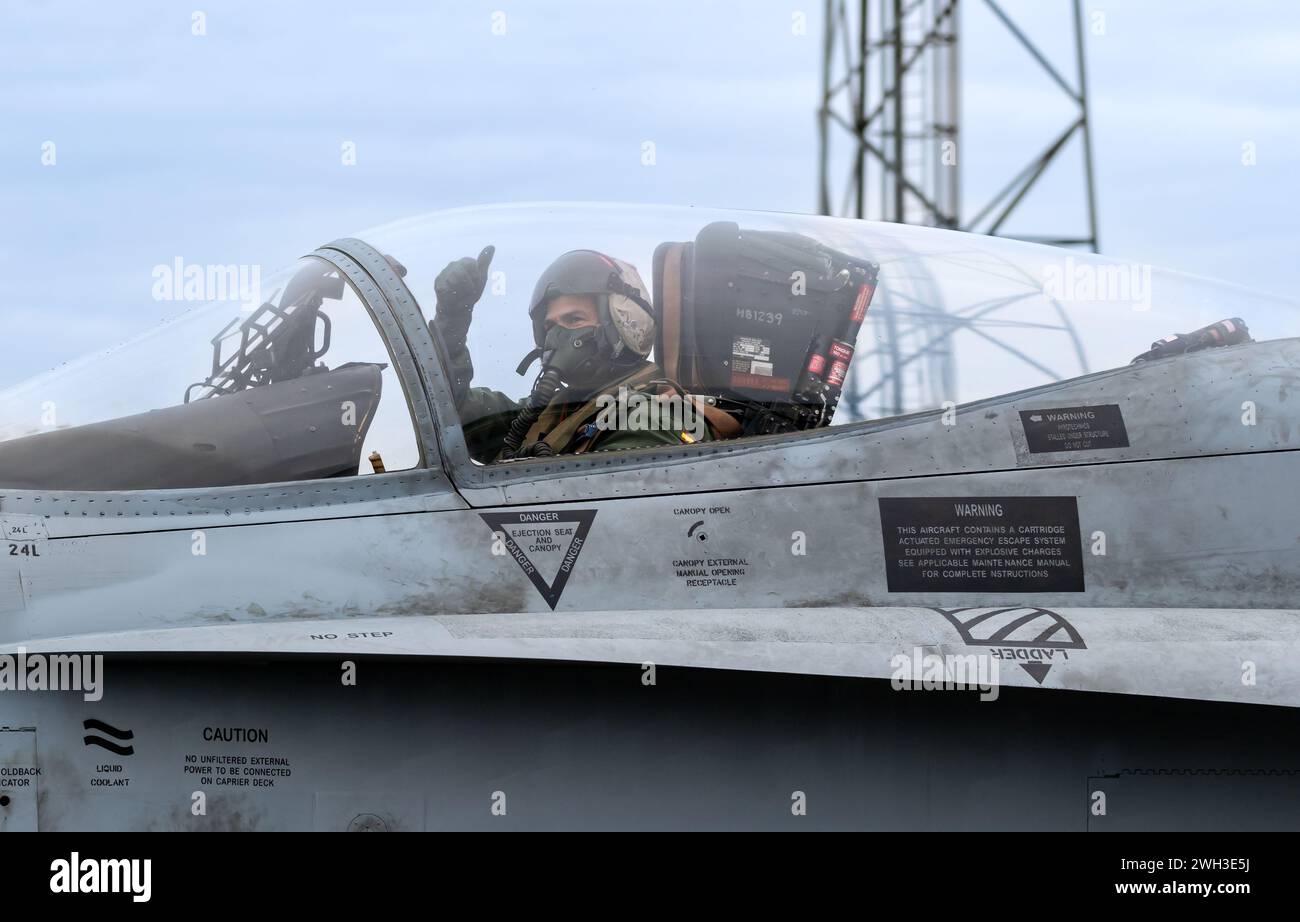 Pilote dans le cockpit d'un avion de chasse Boeing F/A-18 Hornet de l'armée de l'air espagnole circulant jusqu'à la piste. Mont-de-Marsan, France - 17 mai 2019 Banque D'Images