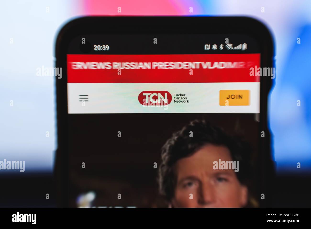 Moscou, Russie - 2024 février 7 : site du réseau Tucker Carlson sur l'écran du smartphone. Banque D'Images