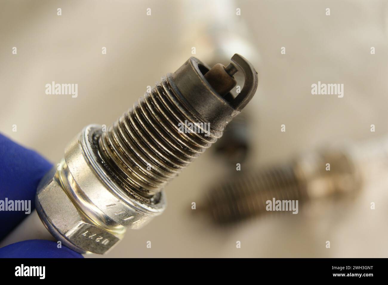 Gros plan sur les bougies d'allumage d'un moteur à essence usagées. Banque D'Images