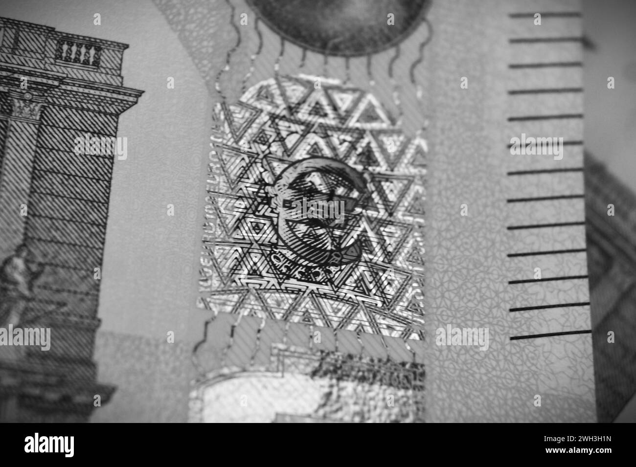 Image noir et blanc symbole Euro. Fragment de billets de 100 euros avec hologramme. Symbole euro. Banque D'Images