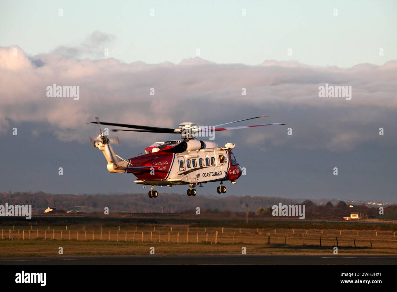 Hélicoptère de recherche et sauvetage Sikorsky S-92, qui fait partie de l'équipe des garde-côtes HM à l'aéroport de Caernarfon, Gwynedd, dans le nord du pays de Galles Banque D'Images