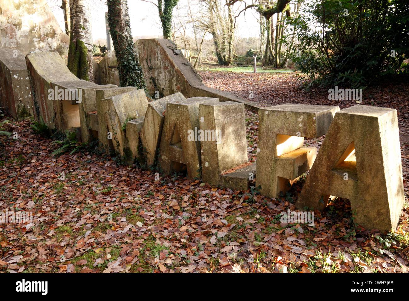 Installation artistique dans Parc Glynllifon.Plas Glynllifon. parc et jardins. CADW. SSSI. Ardoises. Banque D'Images
