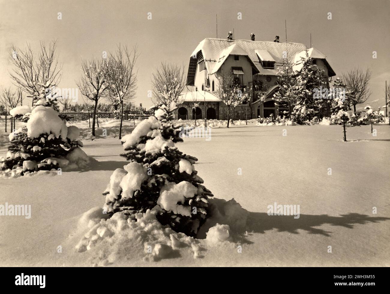 1938 CA, ASIAGO ( Vicence ), ITALIE : la gare ( aujourd'hui licencié ) photographe inconnu . - ITALIA - NEVE - SNOW - NEVICATA - FOTO STORICHE - HISTOIRE - GEOGRAFIA - GEOGRAPHIE - ARCHITETTURA - ARCHITECTURE - VÉNÉTIE - NOVECENTO - '900 - ANNÉES 900 - FERROVIA - STAZIONE FERROVIARIA - TURISMO - TOURISME - ANNI TRENTA - ANNÉES 30 - ANNÉES 1930 - '30 -- ARCHIVIO GBB Banque D'Images