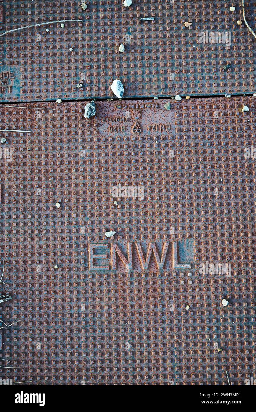 Couvercle de trou d'homme de câbles électriques souterrains appartenant à ENWL (anciennement Norweb) Banque D'Images