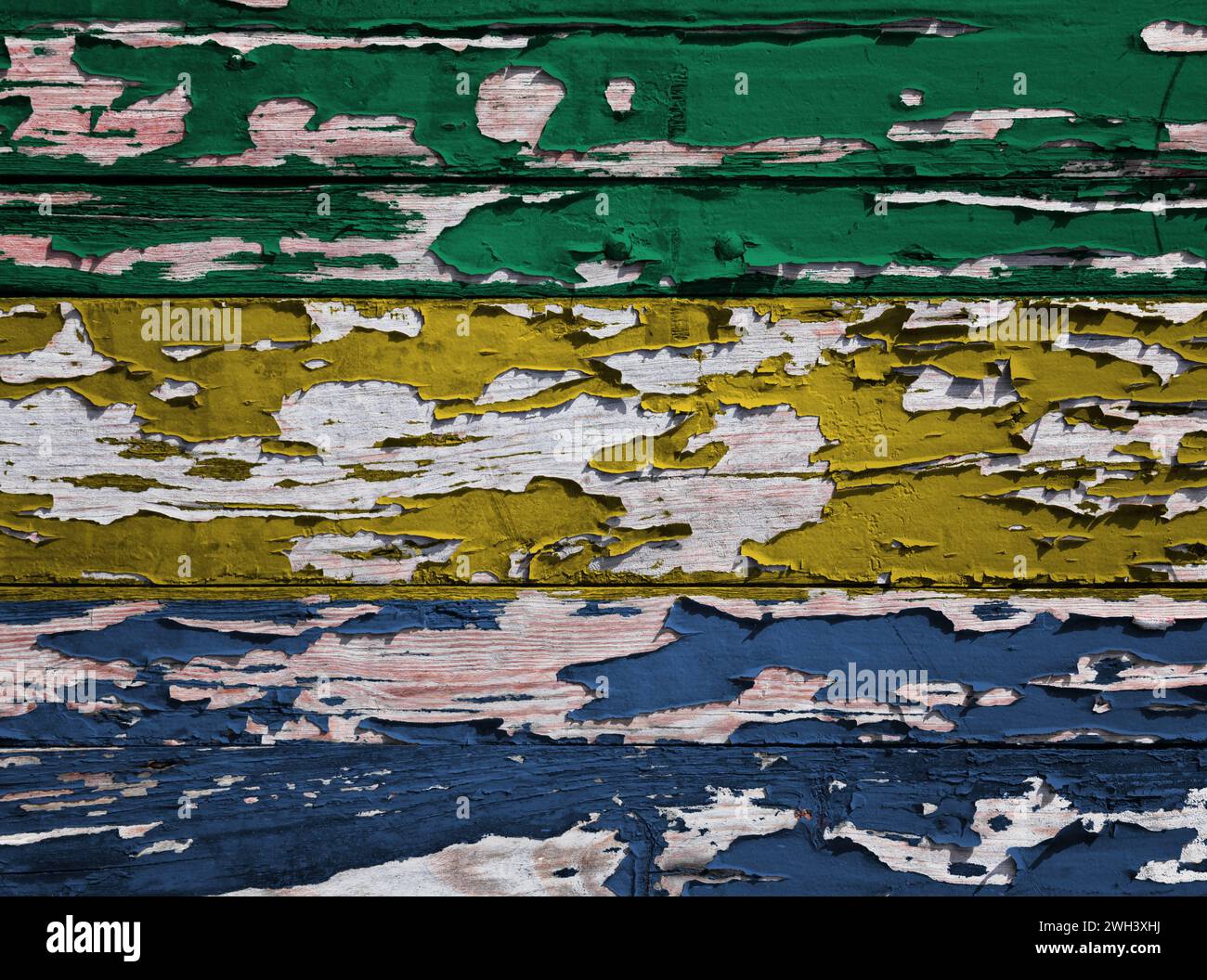 Drapeau du Gabon peint sur une planche de bois grunge. Banque D'Images