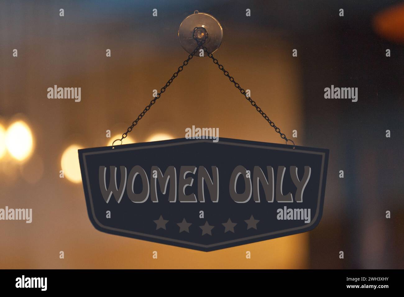 Signez dans une fenêtre avec écrit dedans 'Women Only'. Banque D'Images