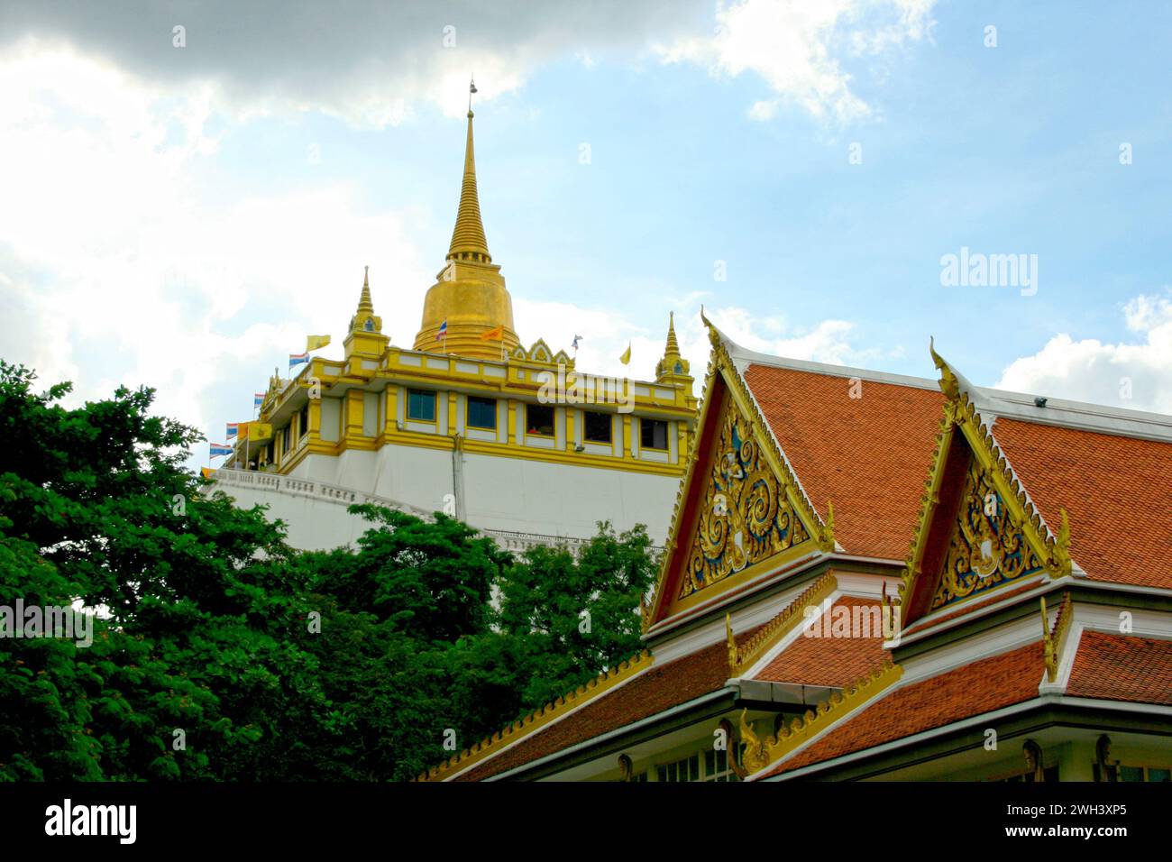Phu Khao Thong (Golden Mount) surplombant Wat Saket à Bangkok. Banque D'Images