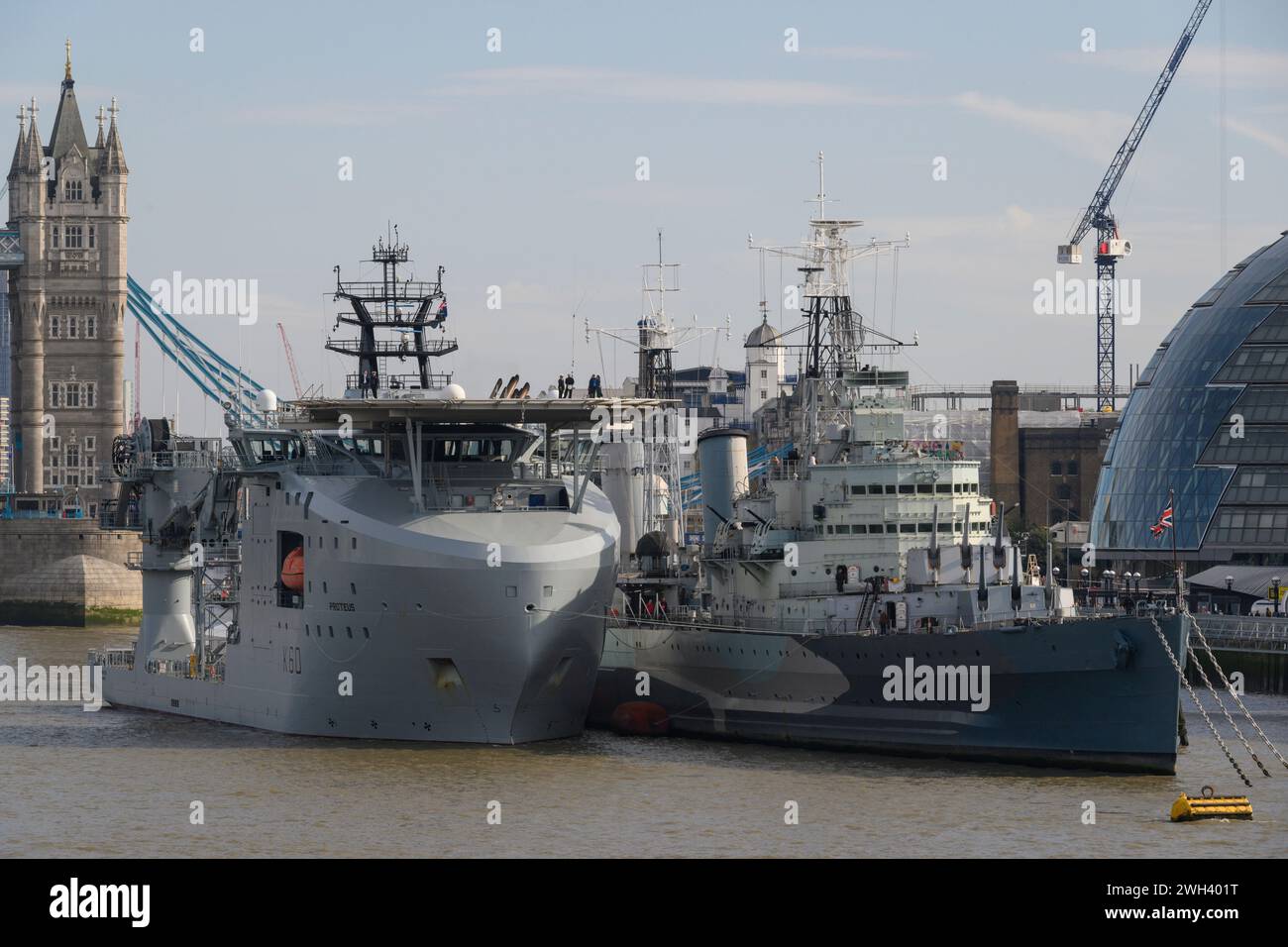 Le RFA Proteus, un navire de la Royal Fleet Auxiliary, amarré aux côtés du HMS Belfast, un croiseur de la seconde Guerre mondiale. La Tamise, Londres, Royaume-Uni. 10 octobre 2023 Banque D'Images