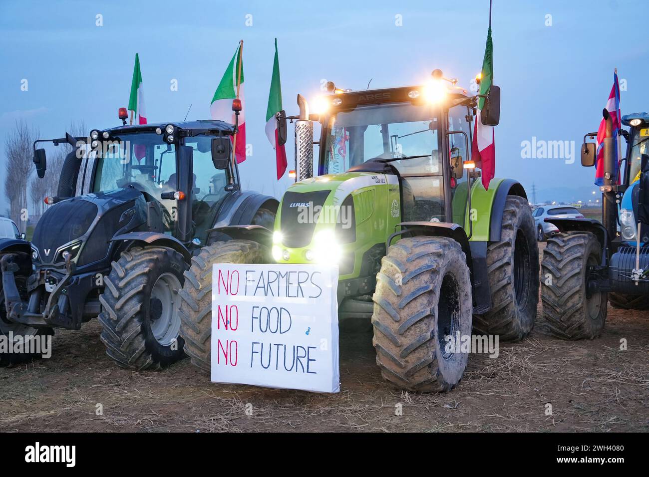 Rivoli, Italie - 7 février 2024 : les agriculteurs protestent avec tracteurs contre les politiques européennes sur les coûts de production. Banque D'Images