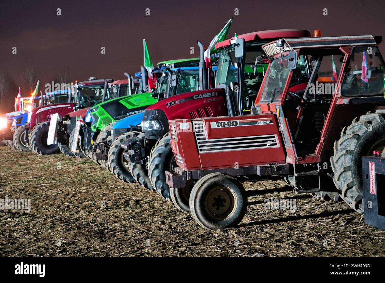 Rivoli, Italie - 7 février 2024 : les agriculteurs protestent avec tracteurs contre les politiques européennes sur les coûts de production. Banque D'Images