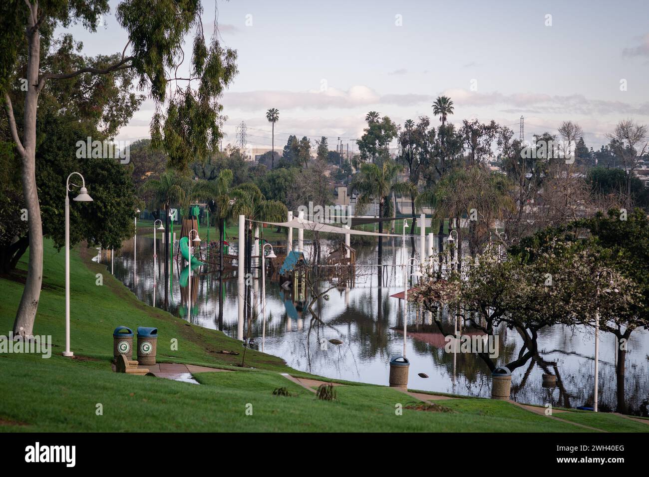 Terrain de jeu inférieur et grand étang au parc Polliwog inondé par la pluie à Manhattan Beach, CA Banque D'Images