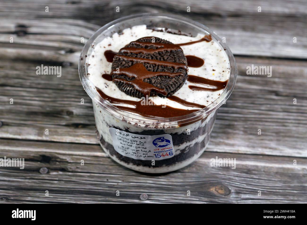 Le Caire, Egypte, 5 février 2024 : Remas Land Oreo mousse crémeuse avec sauce au chocolat, avec gâteau au caramel et biscuit brun, une mousse est un aliment préparé moelleux Banque D'Images