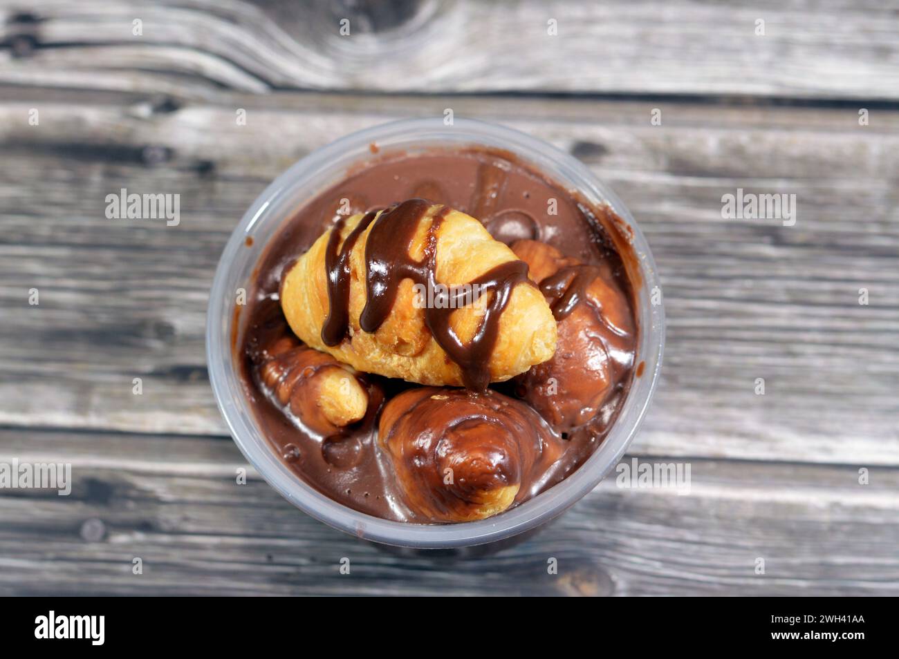 Profiterole au chocolat, avec mini croissant farci au chocolat, sauce ...