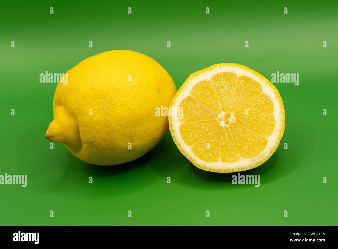 Citrons isolés sur fond vert. Concept de nourriture saine. Banque D'Images