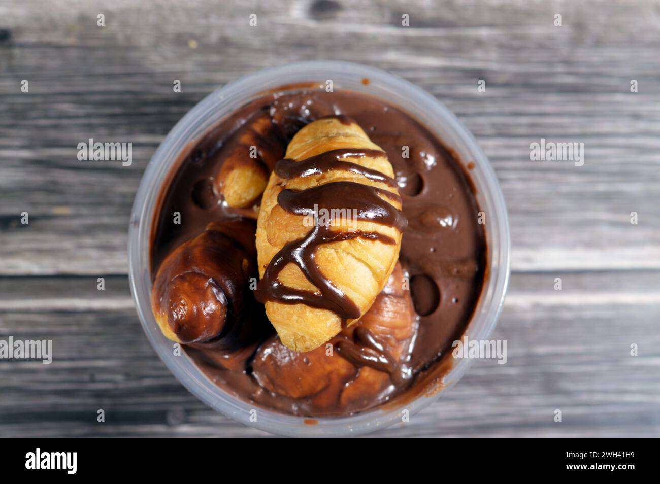 Profiterole au chocolat, avec mini croissant farci au chocolat, sauce ...