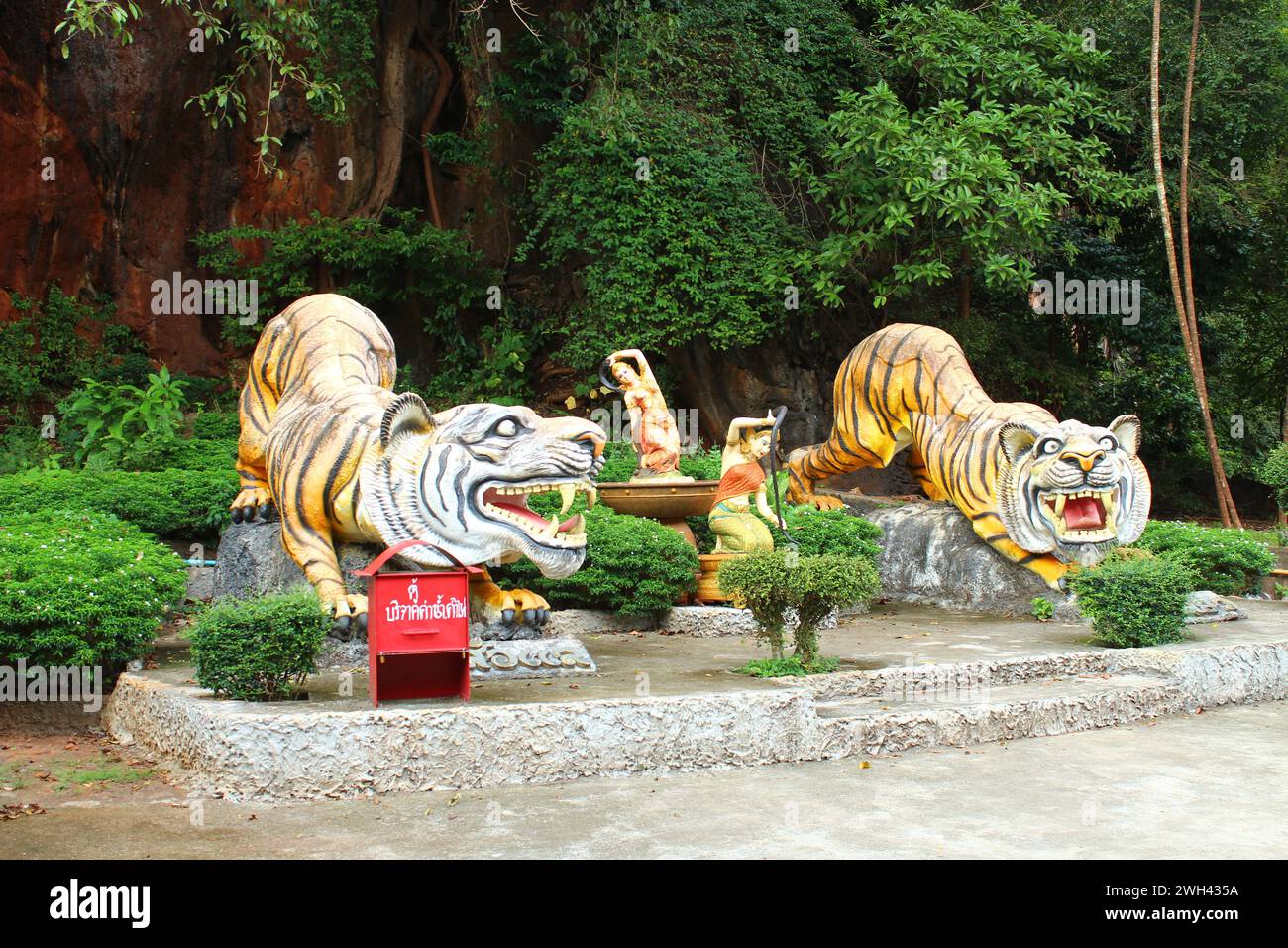 Statua de tigre à l'entrée du temple de la grotte du tigre Banque D'Images