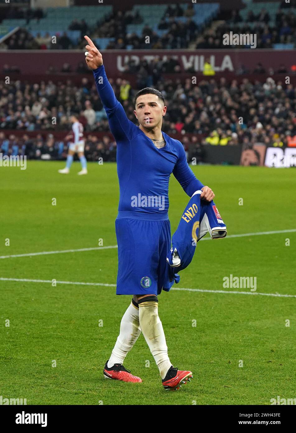 Enzo Fernandez, de Chelsea, célèbre avoir marqué le troisième but de son équipe lors d'un coup franc lors du match de replay du quatrième tour de l'Emirates FA Cup à Villa Park, Birmingham. Date de la photo : mercredi 7 février 2024. Banque D'Images