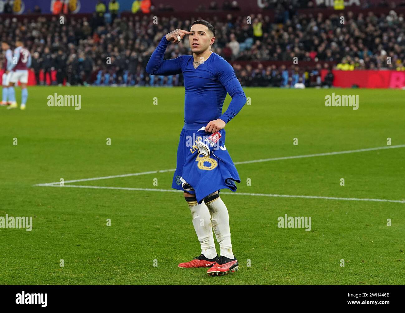 Enzo Fernandez, de Chelsea, célèbre avoir marqué le troisième but de son équipe lors d'un coup franc lors du match de replay du quatrième tour de l'Emirates FA Cup à Villa Park, Birmingham. Date de la photo : mercredi 7 février 2024. Banque D'Images