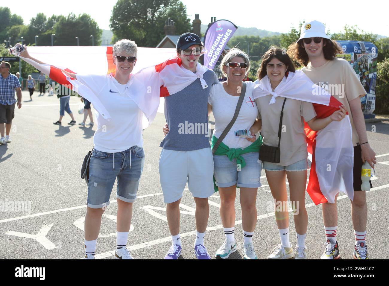 Groupe de fans acclamer avec les drapeaux anglais Angleterre contre Espagne UEFA Womens Euro Brighton Community Stadium (stade Amex) 20 juillet 2022 Banque D'Images