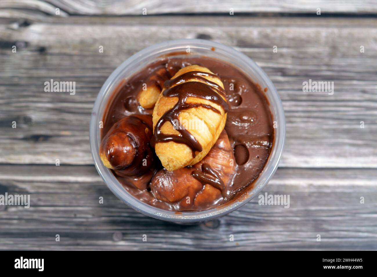 Profiterole au chocolat, avec mini croissant farci au chocolat, sauce ...