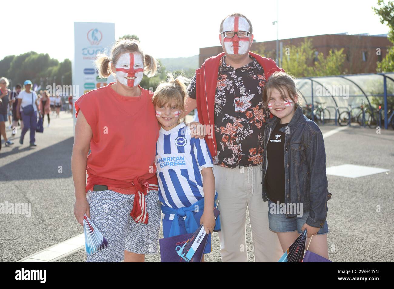 Souriant famille de fans aux visages peints Angleterre - Espagne UEFA Womens Euro Brighton Community Stadium (stade Amex) 20 juillet 2022 Banque D'Images