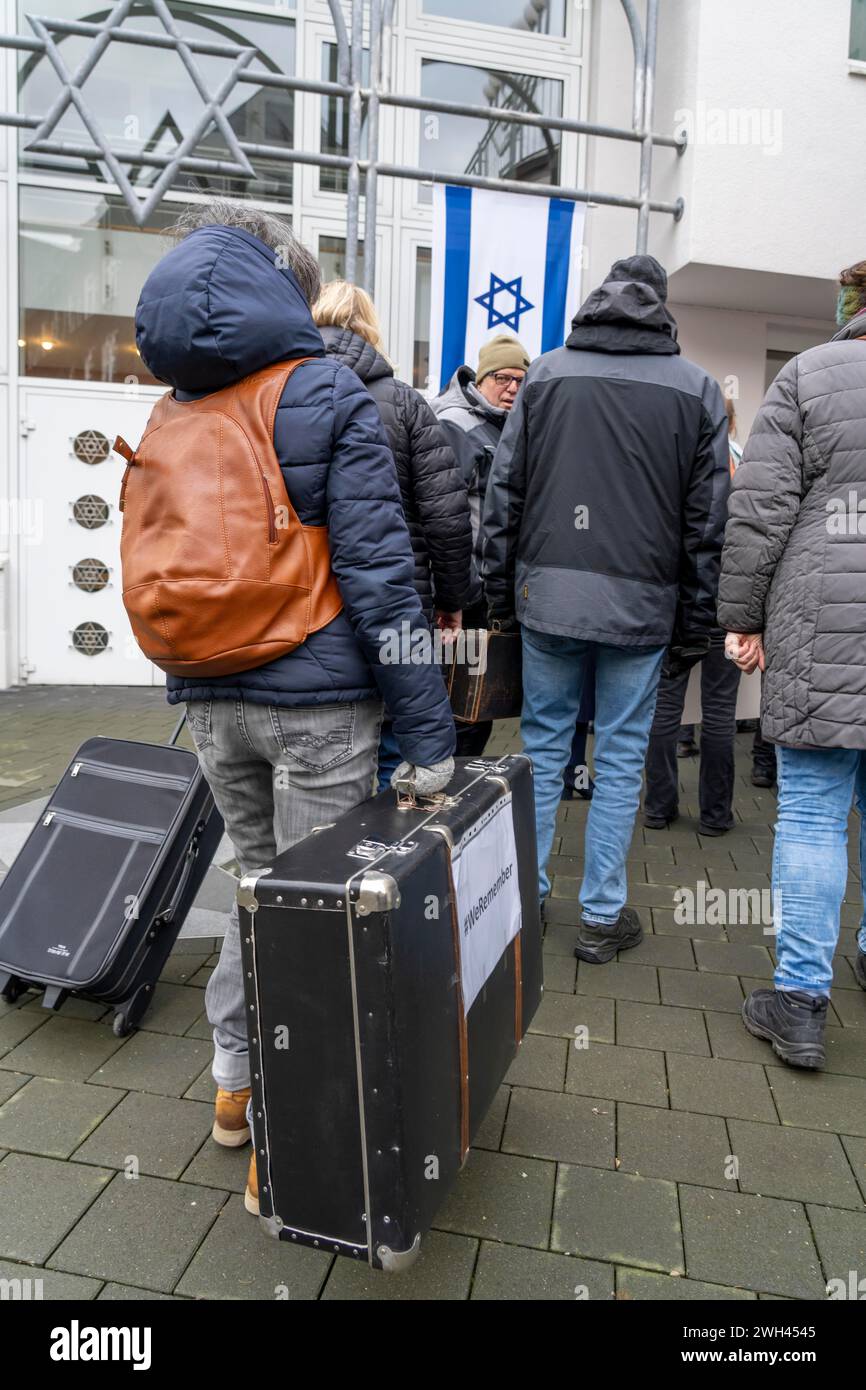 marche des valises à Recklinghausen, pour la 2ème fois plus de 500 personnes traversent Recklinghausen, portant des valises portant l'inscription #WeRemember, i. Banque D'Images
